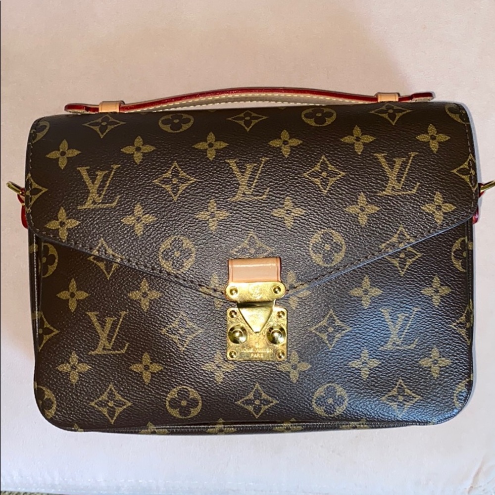 Authentic Louis Vuitton Pochette Métis in monogram